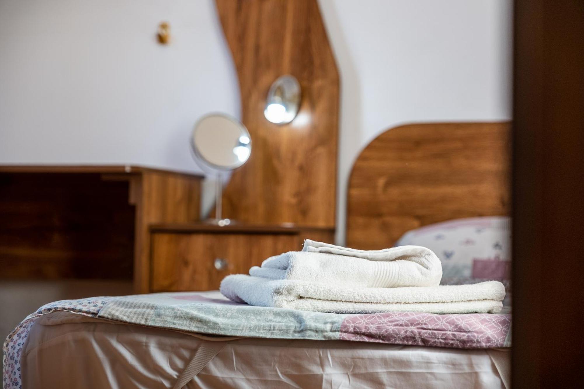 Thermae 2bdrm Sunny