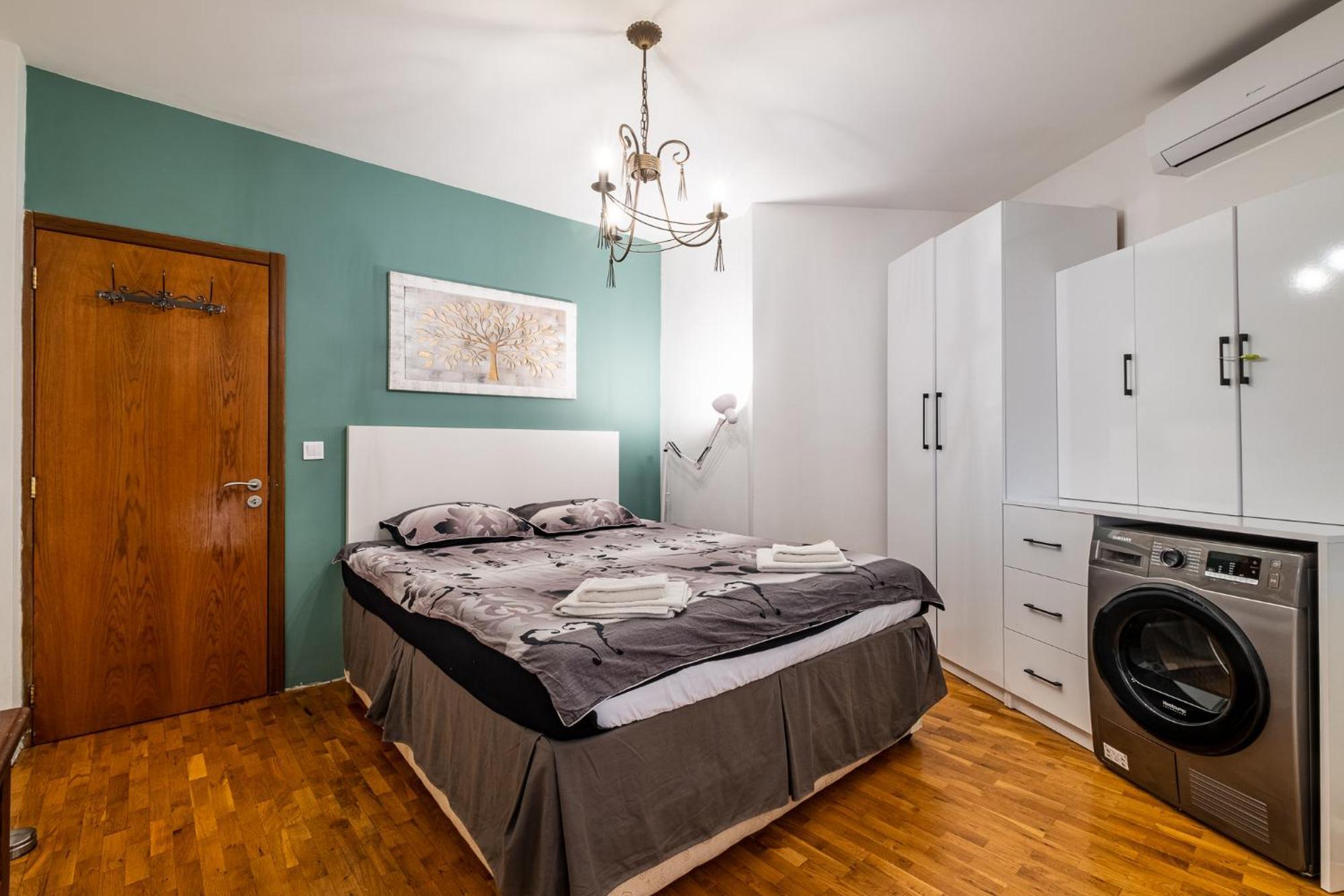 Thermae 2bdrm Sunny